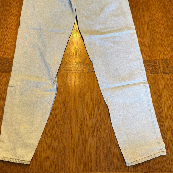 Levi's Women's High-Rise Jeans — Light Blue and Pale Blue Washes - Picture 3 of 11